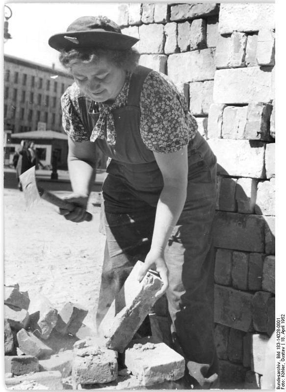tru%CC%88mmerfrauen_1 image trümmerfrauen 1