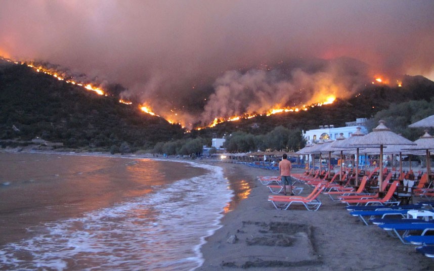 I residenti si rifugiano sulla spiaggia mentre un incendio brucia sullisola greca di Chios Fonte The Telegraph